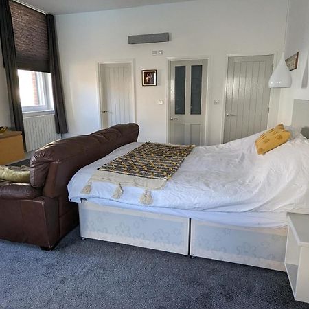 Gorgeous Comfortable Apartment On The High Street Merthyr Tydfil Eksteriør bilde