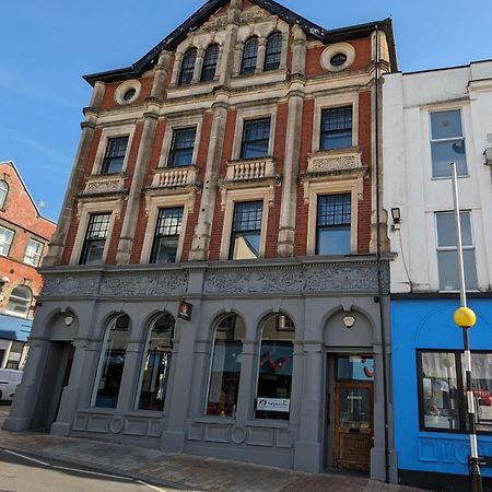 Gorgeous Comfortable Apartment On The High Street Merthyr Tydfil Eksteriør bilde