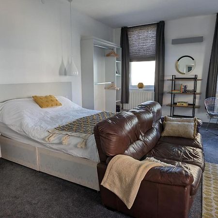 Gorgeous Comfortable Apartment On The High Street Merthyr Tydfil Eksteriør bilde