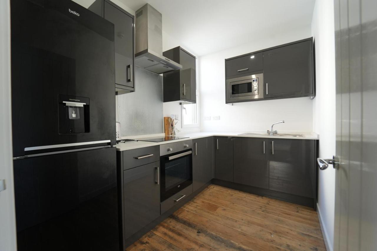 Gorgeous Comfortable Apartment On The High Street Merthyr Tydfil Eksteriør bilde