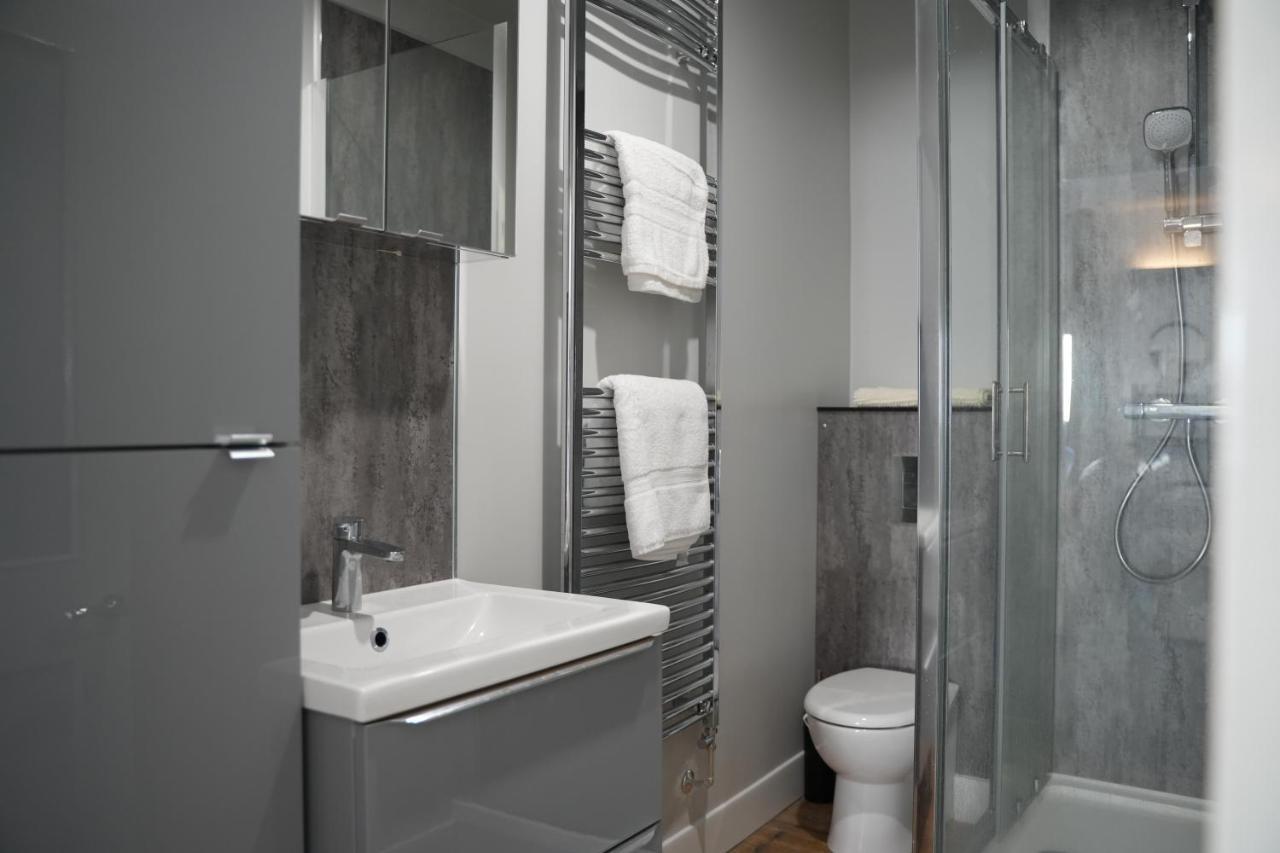 Gorgeous Comfortable Apartment On The High Street Merthyr Tydfil Eksteriør bilde