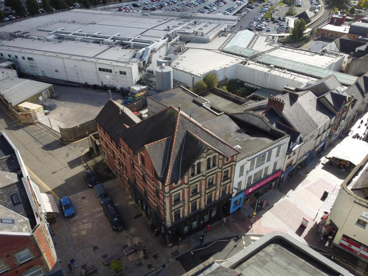 Gorgeous Comfortable Apartment On The High Street Merthyr Tydfil Eksteriør bilde