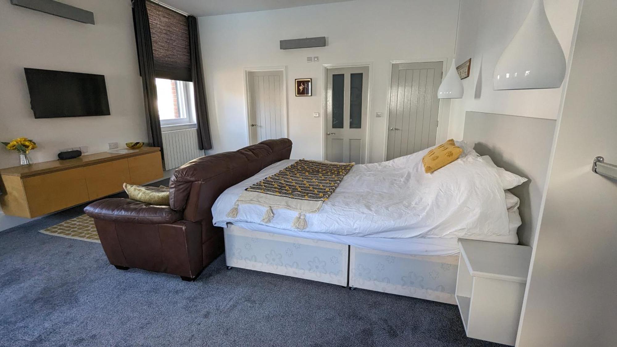 Gorgeous Comfortable Apartment On The High Street Merthyr Tydfil Eksteriør bilde