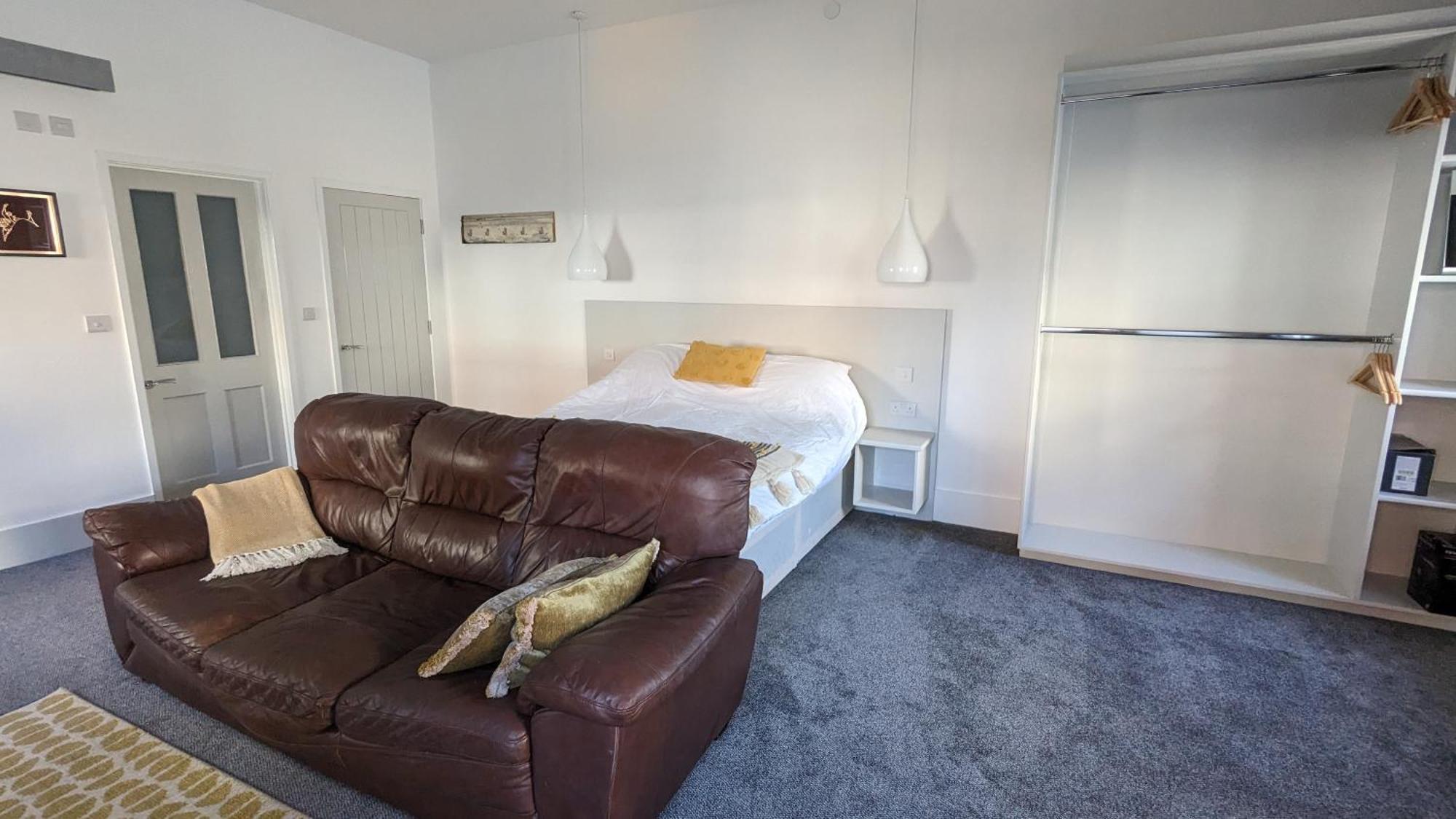 Gorgeous Comfortable Apartment On The High Street Merthyr Tydfil Eksteriør bilde