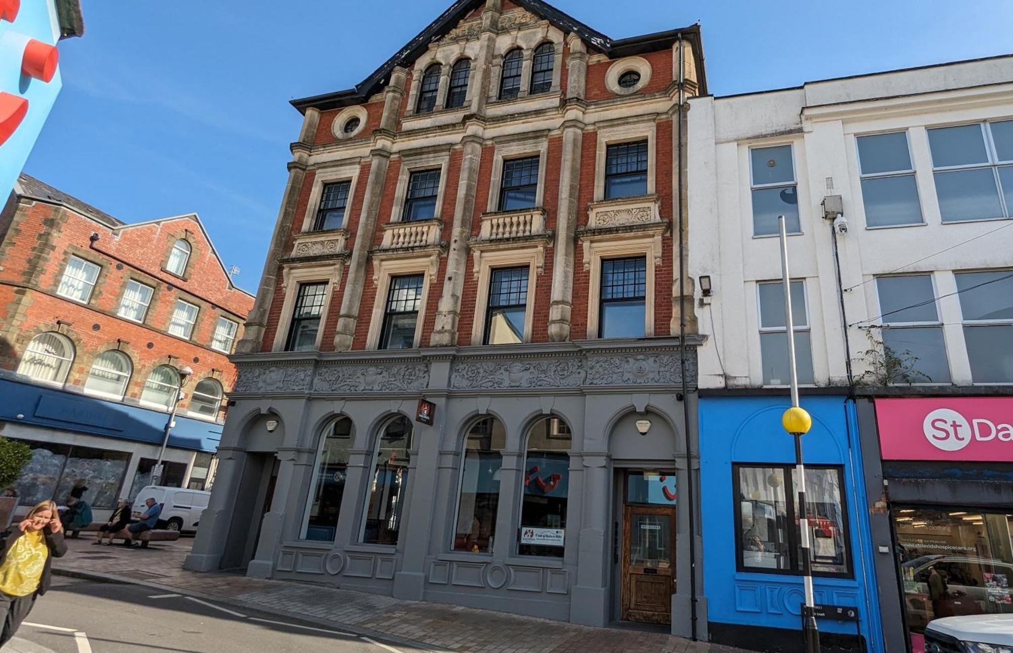 Gorgeous Comfortable Apartment On The High Street Merthyr Tydfil Eksteriør bilde