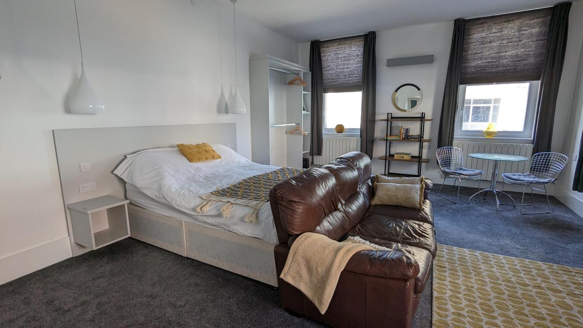 Gorgeous Comfortable Apartment On The High Street Merthyr Tydfil Eksteriør bilde
